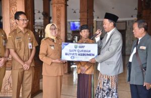 Bupati Kebumen Salurkan 8 Ekor Sapi Kurban dan 1 dari Presiden RI