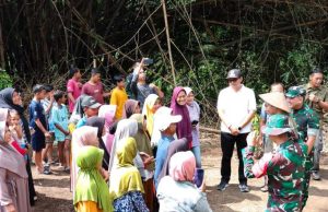 Momen Bupati dan Danrem Jadi Rebutan Warga untuk Foto Bersama