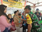 Tim Wasev TMMD Serahkan Paket Sembako bagi Keluarga Anak Stunting