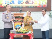 Ketua KSPSI Kebumen Terima Tumpeng dari Bupati