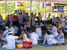 Umat Hindu Menggelar Piodalan di Pura Puncak Jagad Spiritual