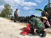 Di Tengah Panasnya Lokasi TMMD, Kasdim Sragen Beri Semangat dan Bawakan Semangka untuk Prajurit