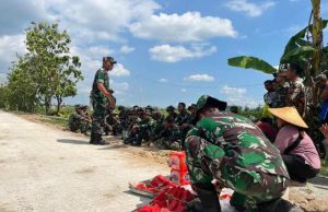 Di Tengah Panasnya Lokasi TMMD, Kasdim Sragen Beri Semangat dan Bawakan Semangka untuk Prajurit