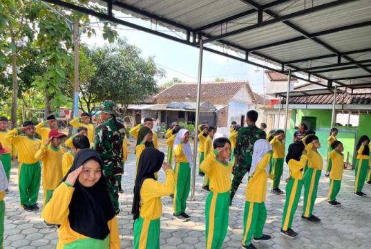 Tawa Anak-Anak Pecah Warnai Latihan PBB yang Dipandu Satgas TMMD