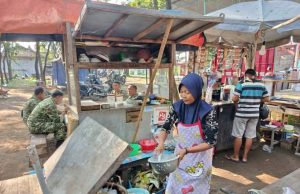 TMMD Reguler Kodim Sragen Membawa Berkah Ekonomi bagi Darminah, Pelaku UMKM Desa Blumbungan