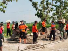 Senkom Bersama TNI dan Warga Gotong Royong Sukseskan TMMD Desa Puro