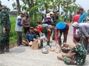 Singkong Rebus, Ubi dan Pisang Warnai Kebersamaan Satgas TMMD-Warga Desa Puro saat Istirahat