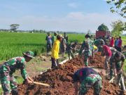 Serka Joko Murdianto Pimpin Tahap Pengurukan Jalan di Lokasi TMMD Sragen