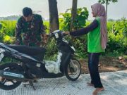 Motor Warga Mogok di Jalan TMMD, Satgas Kodim Sragen Turun Tangan