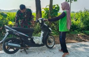 Motor Warga Mogok di Jalan TMMD, Satgas Kodim Sragen Turun Tangan
