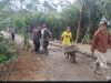 10 Tahun Tak Kunjung Diperbaiki, Warga Patungan Cor Ruas Jalan Manggis-Tlogogudang