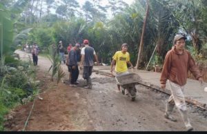 10 Tahun Tak Kunjung Diperbaiki, Warga Patungan Cor Ruas Jalan Manggis-Tlogogudang