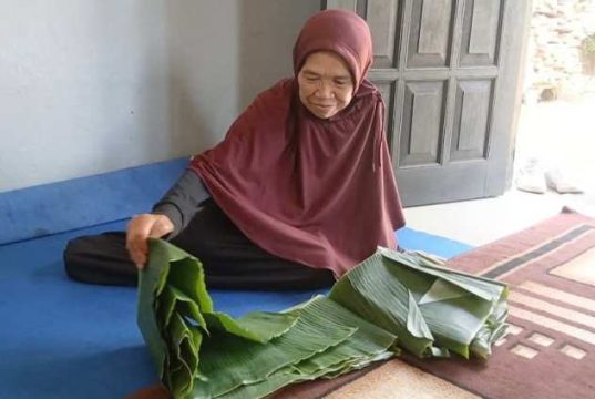 Painah, Penjual Daun Pisang Asal Wonosobo Naik Haji, Ini Kisahnya!