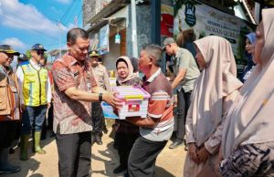 Korban Banjir Plumbon Dapat Bantuan, Normalisasi Sungai dan Huntara Disiapkan