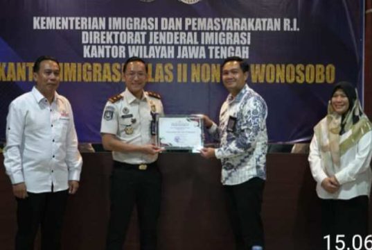 Kantor Imigrasi Wonosobo Raih Penghargaan Kualitas Layanan dari Menteri Imipas dan Ombudsman RI