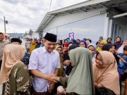 Salat Id di Huntara Tegal, Ahmad Luthfi Serahkan Sapi ke Warga Terdampak Tanah Gerak