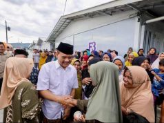 Salat Id di Huntara Tegal, Ahmad Luthfi Serahkan Sapi ke Warga Terdampak Tanah Gerak