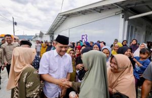 Salat Id di Huntara Tegal, Ahmad Luthfi Serahkan Sapi ke Warga Terdampak Tanah Gerak