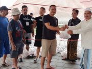Takmir Masjid YAMP Nurul Fallah Mendolo Bagikan Daging Kurban ke Kaum Dhuafa