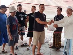 Takmir Masjid YAMP Nurul Fallah Mendolo Bagikan Daging Kurban ke Kaum Dhuafa