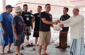 Takmir Masjid YAMP Nurul Fallah Mendolo Bagikan Daging Kurban ke Kaum Dhuafa