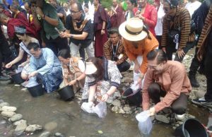 Umat Buddha Menebar Ribuan Ikan ke Sungai Progo dan Merpati Putih