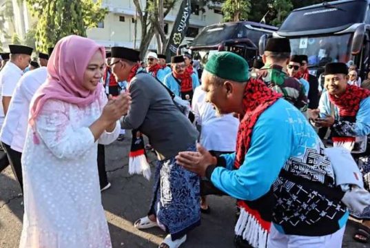 Doa dan Harapan Mengalir, Ketua DPRD Grobogan Lusia Indah Artani Turut dalam Pelepasan Jamaah Haji Grobogan Berangkat