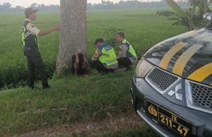 Berjalan di Pinggir Rel KA, ODGJ Berhasil Dievakuasi Petugas Kepolisian di Grobogan