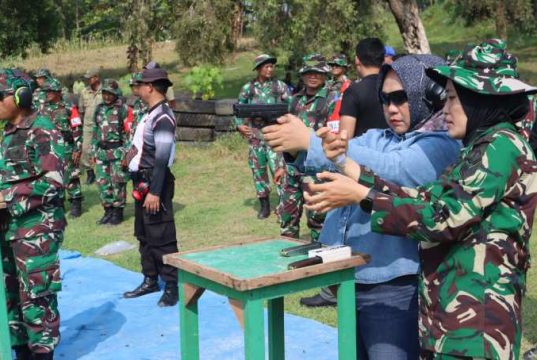 Antusias Ikuti Latihan Menembak Senjata Ringan, Ketua DPRD Grobogan Lusia Indah Artani Ungkapkan Pengalaman yang Seru