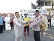 Gunakan Besek Bambu, Polres Grobogan Bagikan Ribuan Paket Daging Kurban