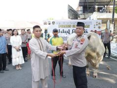 Gunakan Besek Bambu, Polres Grobogan Bagikan Ribuan Paket Daging Kurban