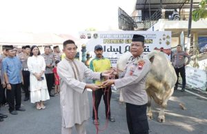 Gunakan Besek Bambu, Polres Grobogan Bagikan Ribuan Paket Daging Kurban