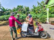 Sumringah, Dagangan Jamu Suparmi Ludes Diborong Satgas TMMD Kodim Sragen
