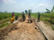 Bermandikan Keringat di Bawah Terik Matahari, Satgas TMMD Wujudkan Jalan Impian Warga Desa Puro