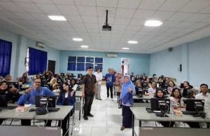 Pelatihan Optimalisasi CapCut untuk Guru SMK Yayasan Pharmasi Semarang