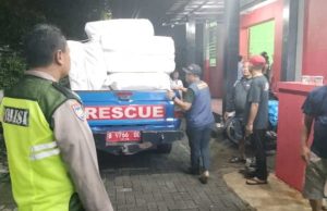 Warga Terdampak Banjir Tugu – Ngaliyan Dapat Bantuan Logistik