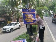 Gercep! Tekan Angka Kecelakaan, Satlantas Polres Grobogan Pasang Banner Keselamatan di Jalan A Yani