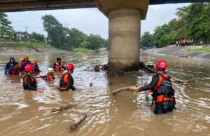 Tim SAR Gabungan Belum Temukan Pria Hanyut di Banjir Kanal Barat