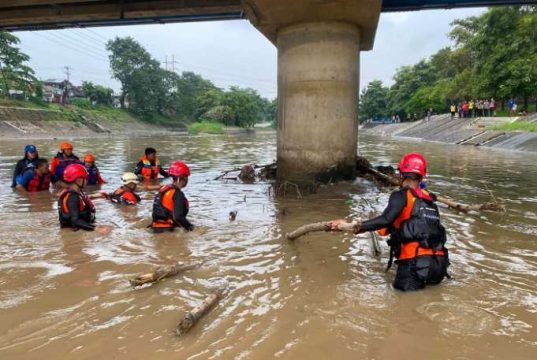 Tim SAR Gabungan Belum Temukan Pria Hanyut di Banjir Kanal Barat
