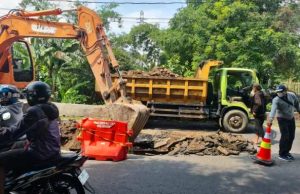 DPU Kota Semarang Perbaiki Jalan Rusak Akibat Kendaraan ‘Overload’