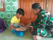 Di Sudut Masjid, Anggota Satgas TMMD Jadi Guru Ngaji Dadakan