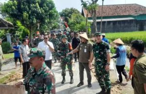 Danrem 074/Warastratama Bersama Bupati Sragen Tinjau Pembangunan Cor Blok Jalan 1.100 Meter