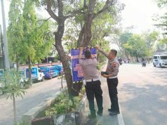 Gercep! Tekan Angka Kecelakaan, Satlantas Polres Grobogan Pasang Banner Keselamatan di Jalan A Yani