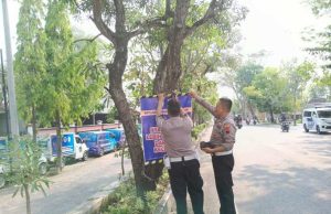 Gercep! Tekan Angka Kecelakaan, Satlantas Polres Grobogan Pasang Banner Keselamatan di Jalan A Yani