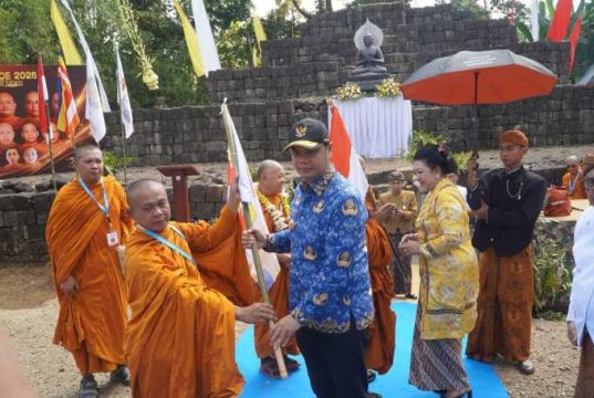 16 Bhikkhu Tempuh Perjalanan Spiritual 11 Hari Menuju Candi Sewu, Dilepas dari Candi Sima Jepara
