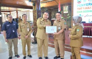 Sekda Komang Gede Irawadi Terima SK Purnatugas Bersama 61 PNS Blora
