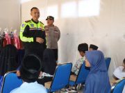 Polres Bantu Perlengkapan Sekolah 15 Siswa di Ayah