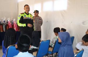 Polres Bantu Perlengkapan Sekolah 15 Siswa di Ayah