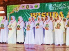 Bersamaan Wisuda Para Santri TPQ, Diserahkan Wakaf 99 Kitab Al Quran