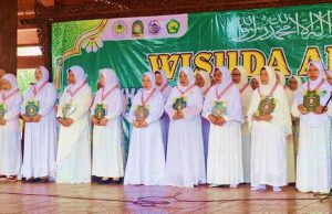 Bersamaan Wisuda Para Santri TPQ, Diserahkan Wakaf 99 Kitab Al Quran